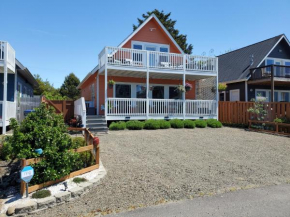 Sunkissed - 90 Seconds to Beach, Firepit, Privacy Fenced Yard, Gardens